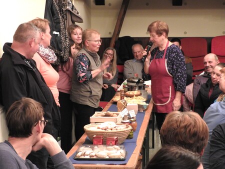 Angelca Maček je predstavila jedi, ki so jih prinesli obiskovalci na pokušino